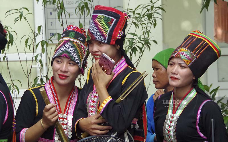 Những cô gái Khơ Mú rực rỡ trang phục truyền thống trong ngày hội.