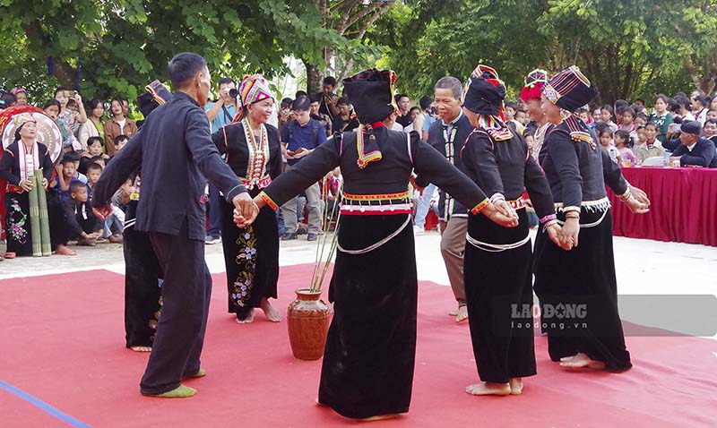 Sau các nghi thức tâm linh, người dân từ già đến trẻ cùng nắm tay nhau trong tiếng chiêng, tiếng trống rộn ràng với những điệu múa truyền thống, đặc trưng của dân tộc Khơ Mú.
