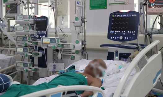 Một bệnh nhân sốt xuất huyết nguy kịch phải thở máy tại Bệnh viện Bệnh Nhiệt đới Trung ương cơ sở 2 Đông Anh. Ảnh: Minh Hà