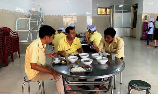 Bữa cơm trưa chất lượng của người lao động ở Nhà máy Sữa đậu nành VinaSoy (thuộc Công ty Cổ phần Đường Quảng Ngãi). Ảnh: Ngọc Viên