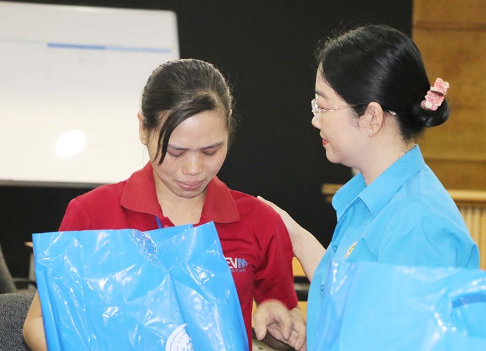 Nữ đoàn viên xúc động khi nhận được hỗ trợ trong lúc khó khăn