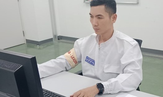 Anh Nguyễn Văn Hùng trong giờ làm việc tại Công ty TNHH Nichias. Ảnh: NVCC