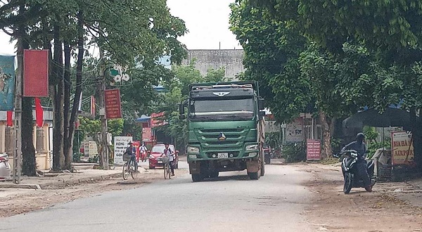Xe tải chạy nhanh trong khu dân cư vào giờ học sinh tan học an toàn giao thông. Ảnh chụp 11h30 ngày 26.9 đoạn trước cửa UBND xã Phúc Thuận.