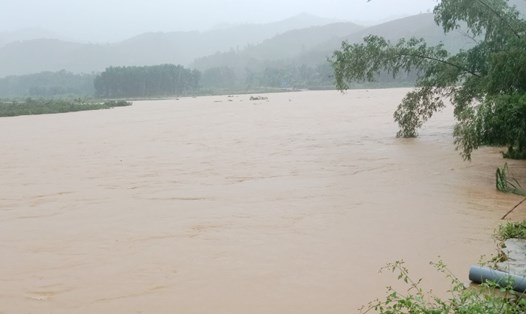 Do mưa lớn, nước sông ở huyện Hương Khê đã dâng cao. Ảnh: Trần Tuấn
