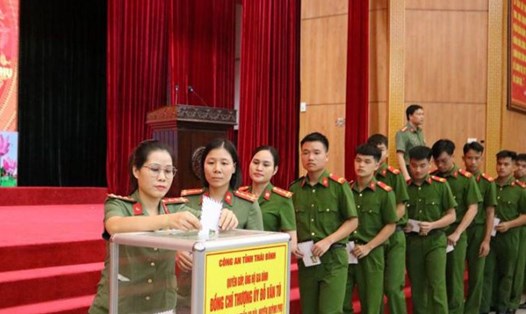 Các cán bộ, chiến sĩ Công an tỉnh Thái Bình quyên góp ủng hộ gia đình thượng úy Đỗ Văn Tú. Ảnh: Công an tỉnh Thái Bình