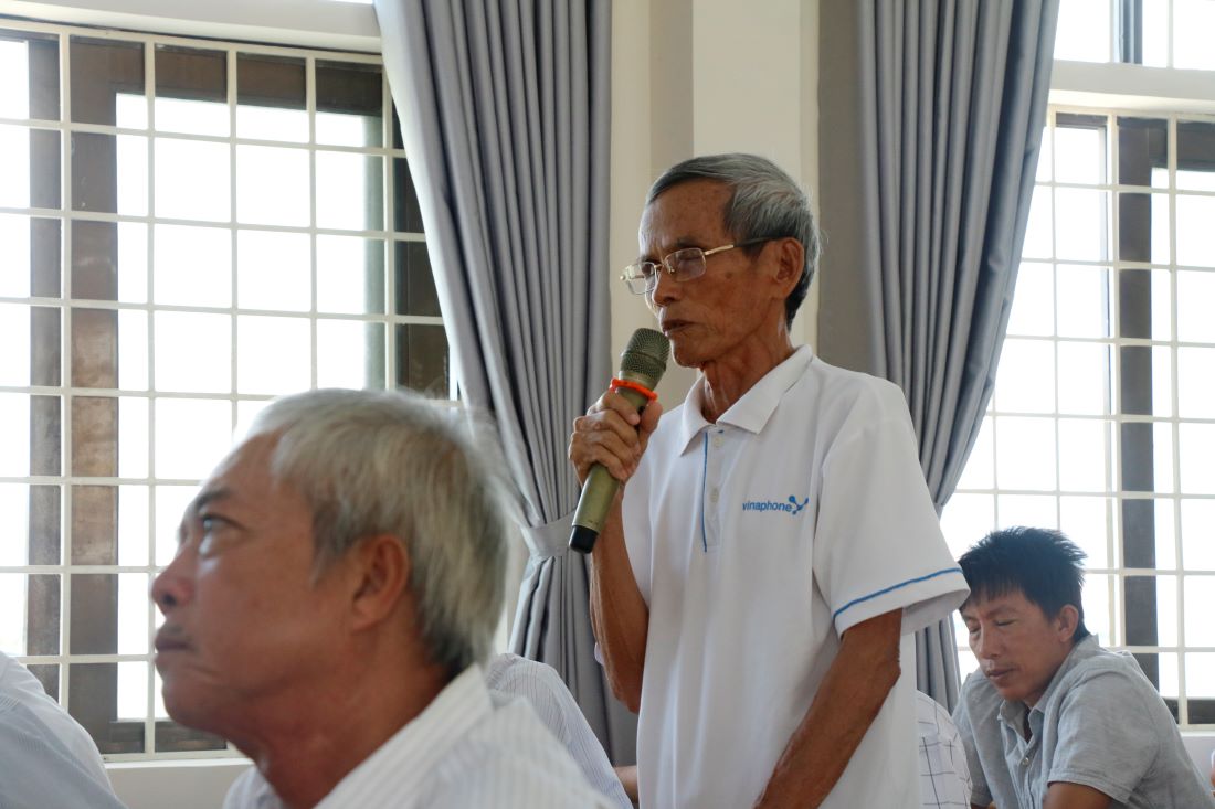 Cử tri cao tuổi mong các đại biểu có kiến nghị đến Quốc hội quan tâm đến chính sách cho người cao tuổi. Ảnh: Phương Linh