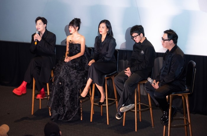 Các nghệ sĩ đóng góp trong MV. Ảnh: NSCC.