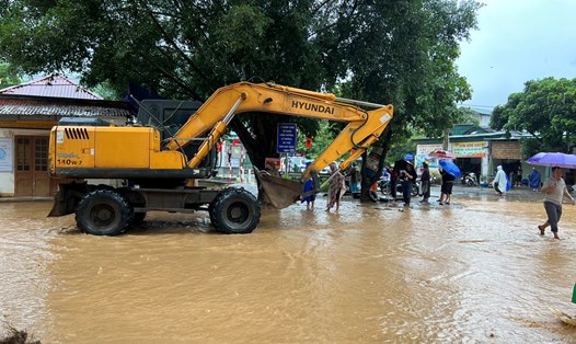 Mưa lớn gây ngập trên địa bàn thị trấn Mường Xén (Kỳ Sơn, Nghệ An), địa phương huy động phương tiện ứng phó. Ảnh: Quang Đại