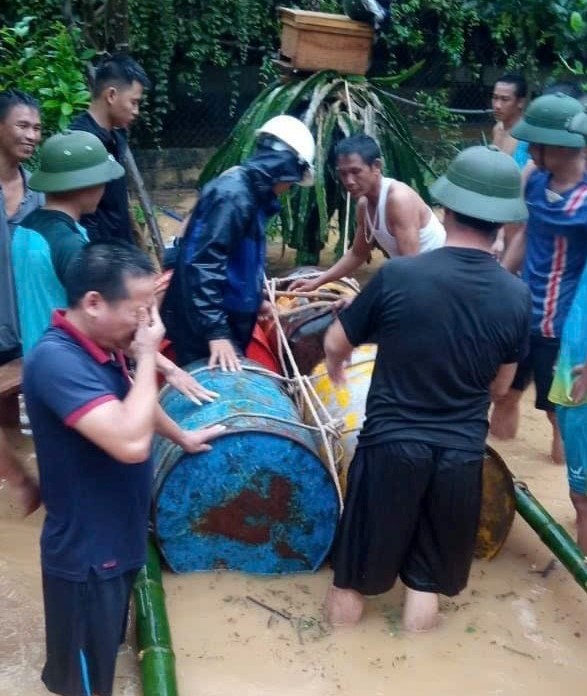 Người dân huyện miền núi Quỳ Hợp (Nghệ An) hợp lực ứng phó mưa lũ. Ảnh: Quang Tiến