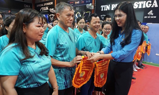 Chủ tịch LĐLĐ tỉnh Gia Lai Trần Lệ Nhung trao cờ thi đua cho các đội tham gia hội thao. Ảnh: Thanh Tuấn