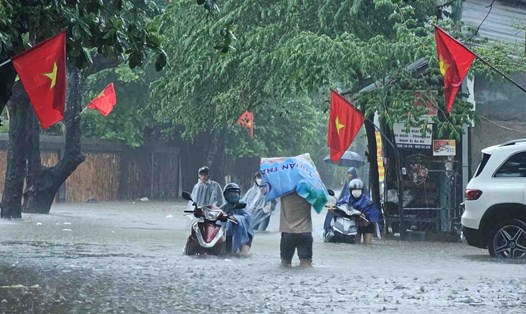 Mưa lớn gây ngập lụt tại Thừa Thiên Huế. Ảnh: Nguyễn Luân