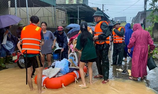 Lực lượng chức năng huyện Quỳ Châu (Nghệ An) hỗ trợ người dân ứng phó mưa lũ. Ảnh: Hải Đăng