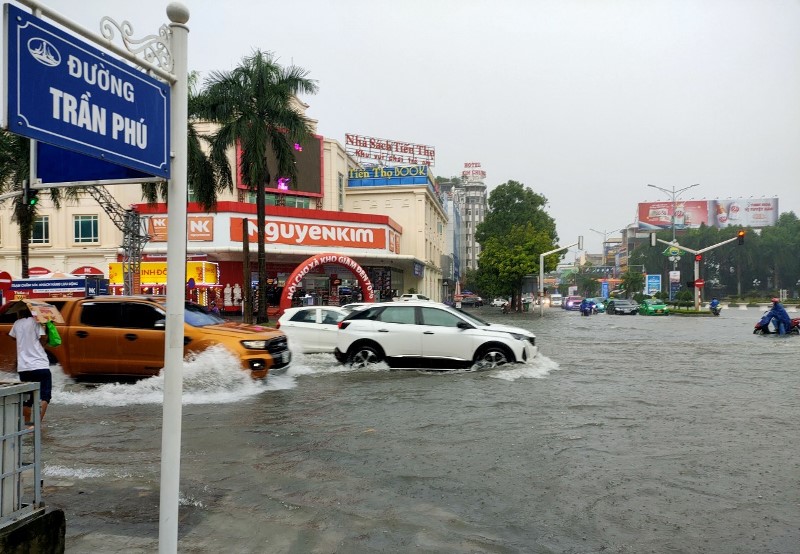 Tuyến đường Trần Phú cũng bị ngập sâu hàng chục cm. Ảnh: Quách Du