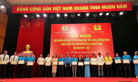 Phó Chủ tịch Thường trực Tổng Liên đoàn Lao động Việt Nam Trần Thanh Hải (thứ 9, từ trái sang) trao khen thưởng cho các điển hình tiên tiến trong trong công tác xây dựng phong trào toàn dân bảo vệ an ninh Tổ quốc giai đoạn 2018 - 2023. Ảnh: Kiều Vũ