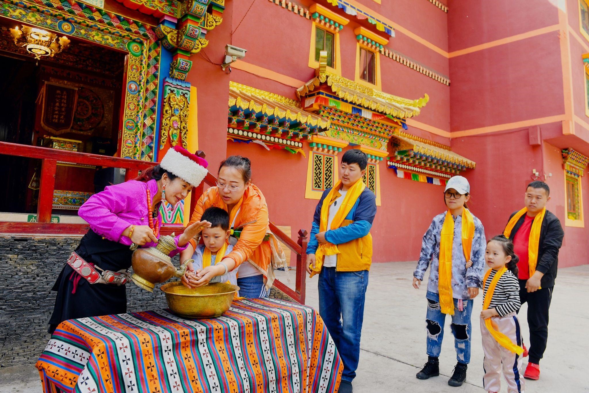 Làng người dân tộc Tạng ở Cửu Trại Câu. Ảnh: Vietravel