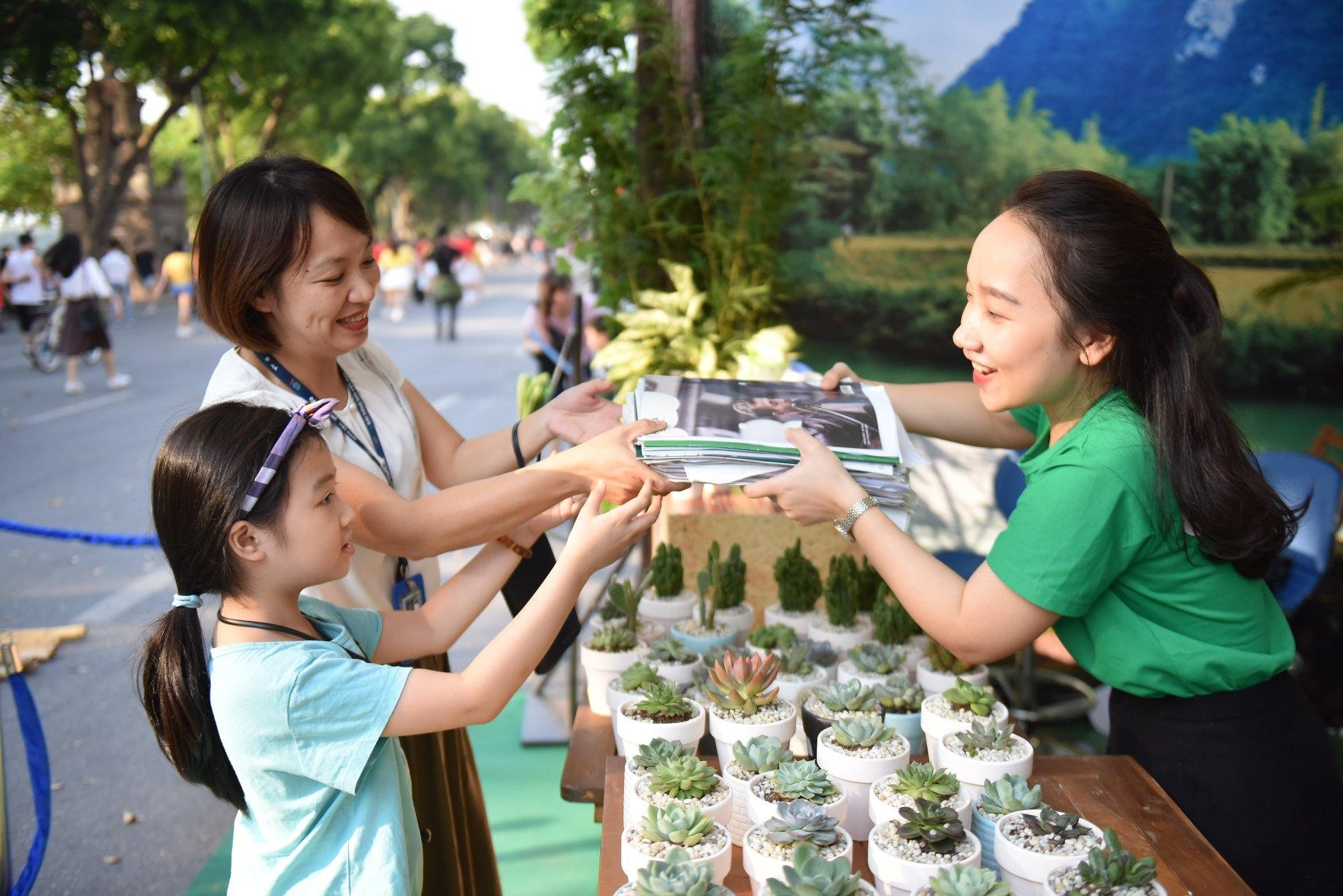 Trao sách nhận hoa - Một hoạt động nhân văn và ý nghĩa. Ảnh: Vietravel