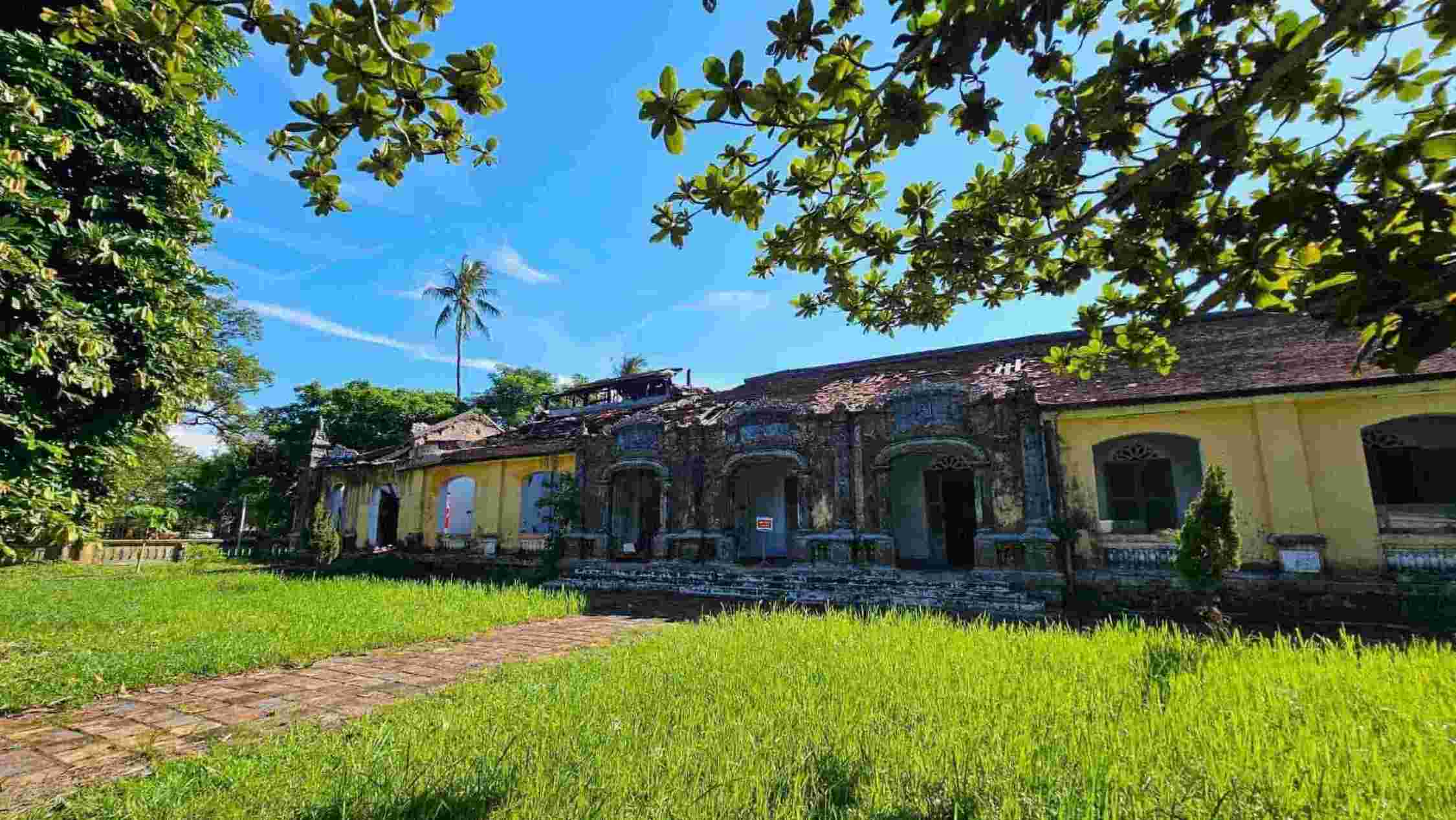 Nằm trong khuôn viên của di tích Quốc Tử Giám tại số 1 đường 23 tháng 8 (P. Đông Ba, TP. Huế), Bảo tàng Lịch sử Thừa Thiên Huế là di tích trường đại học duy nhất thời Nguyễn còn tồn tại ở Việt Nam. 