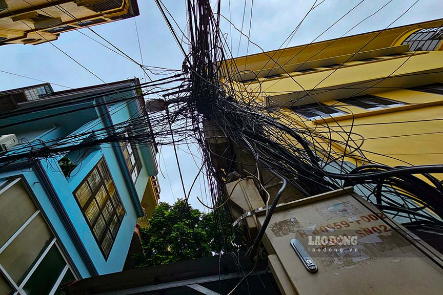 Nhiều nơi, hệ thống dây điện, dây cáp viễn thông chằng chịt như mạng nhện.