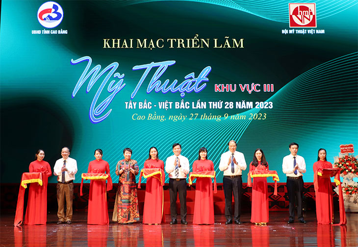 Các đại biểu cắt băng khai mạc triển lãm. Ảnh: Vũ Tiệp.