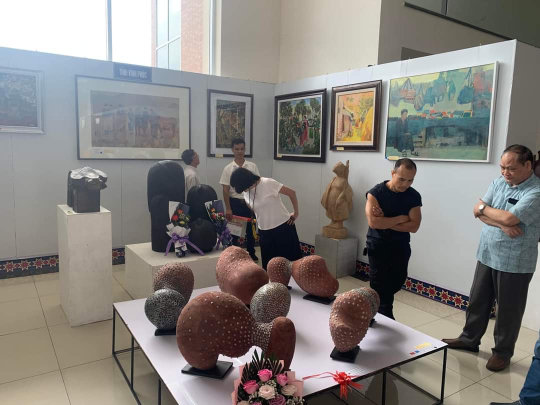 Không gian sống của 15 tỉnh thành được tái hiện qua các tác phẩm mỹ thuật. Ảnh: Văn Thực.
