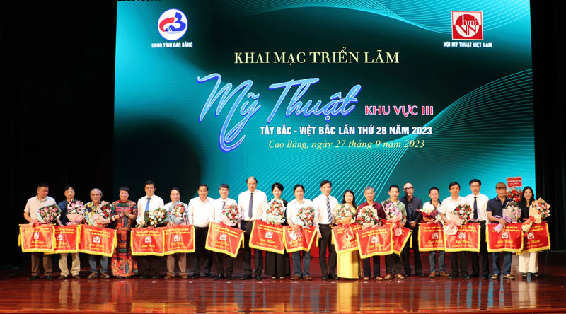Các tác giả nhận cờ lưu niệm từ Ban tổ chức. Ảnh: Vũ Tiệp.