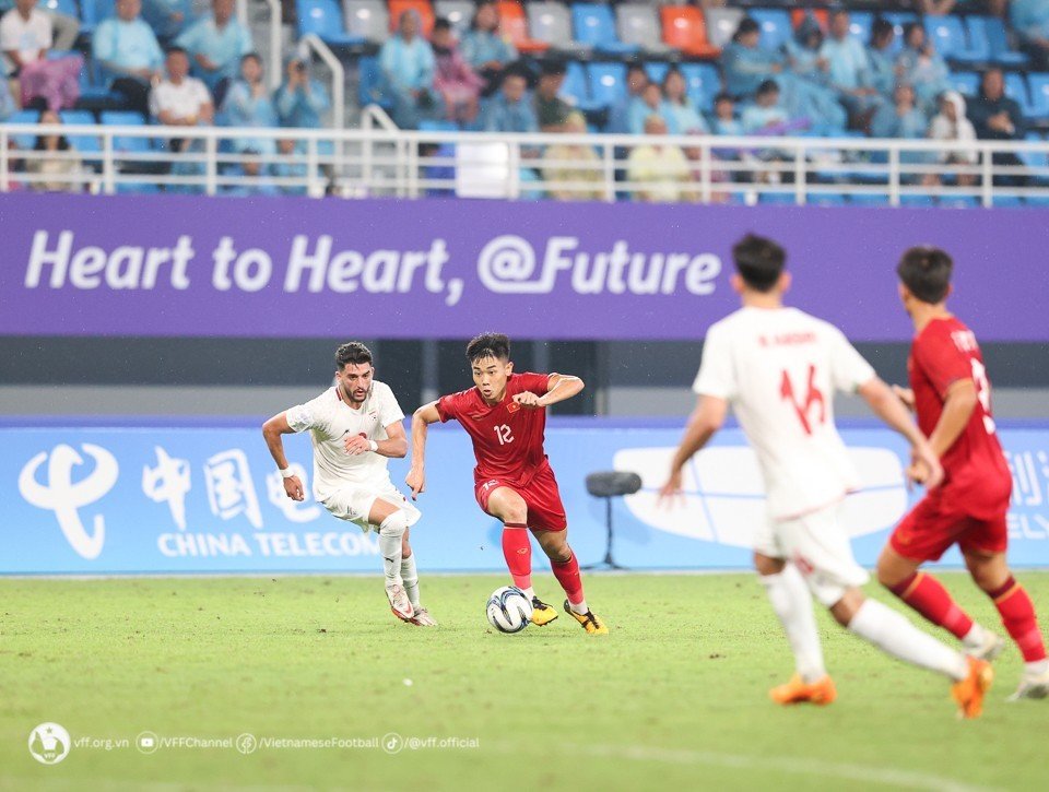 Các cầu thủ đội Olympic Việt Nam thi đấu tại ASIAD 19 với phong cách chơi theo định hướng của ông Troussier. Ảnh: VFF