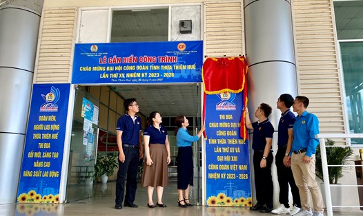 Công đoàn Khu Kinh tế Công nghiệp tỉnh Thừa Thiên Huế phối hợp tổ chức gắn biển công trình “Nhà ăn cho công nhân” chào mừng Đại hội Công đoàn Thừa Thiên Huế lần thứ XV. Ảnh: Thu Nam