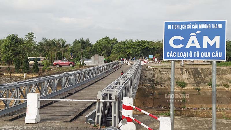Các phương tiện đã từng bị cấm qua cầu Mường Thanh vào tháng 5.2023, tuy nhiên sau đó “lệnh cấm” đã được dỡ bỏ. Ảnh: Văn Thành Chương
