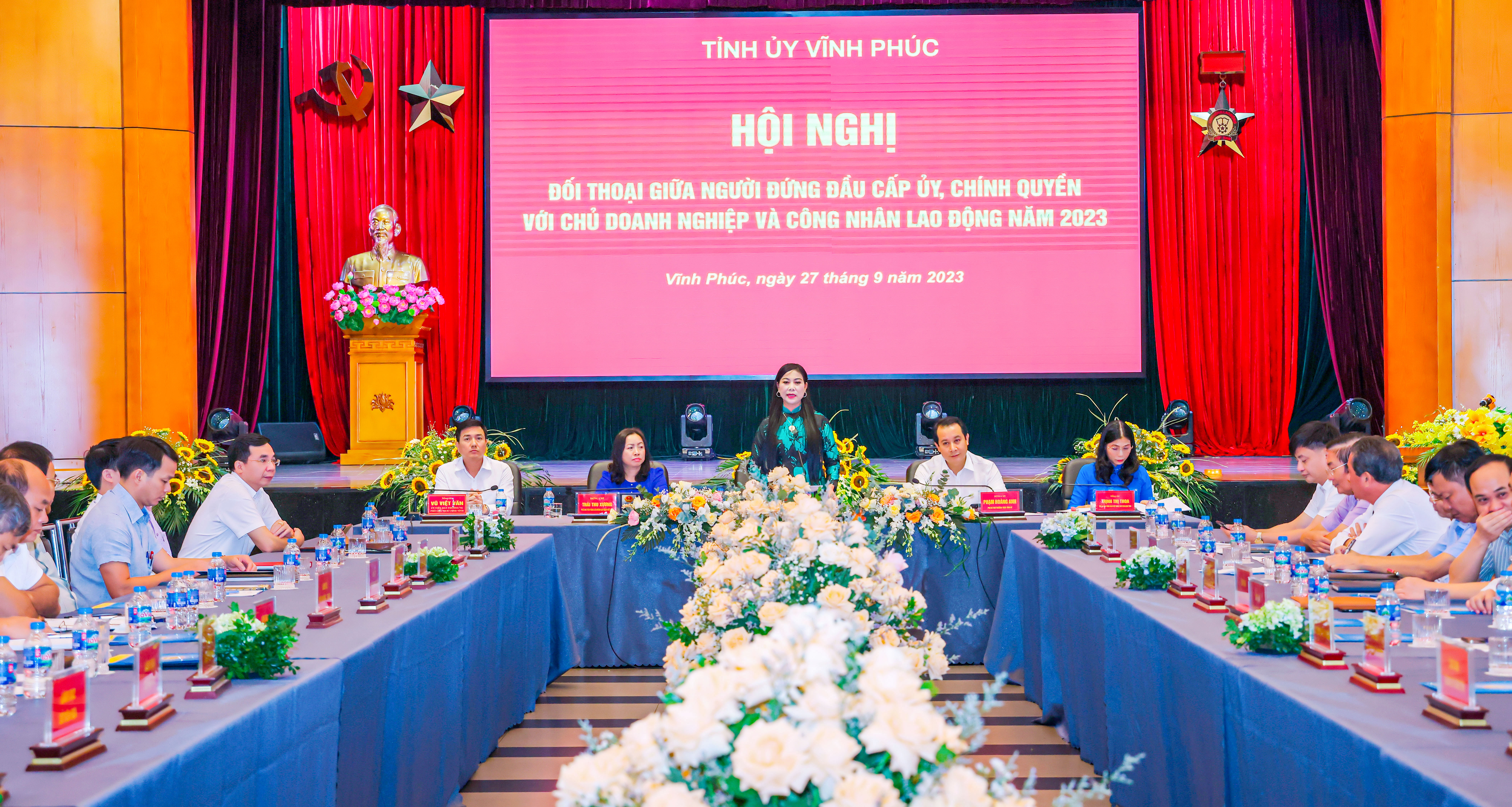 Bí thư Tỉnh ủy Vĩnh Phúc Hoàng Thị Thúy Lan tại hội nghị đối thoại với chủ doanh nghiệp và công nhân lao động. Ảnh: Trà Hương