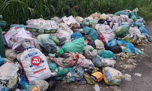 Nợ công ty thu gom rác hơn 800 triệu đồng, nhiều xã ở huyện Trà Ôn, tỉnh Vĩnh Long xuất hiện ùn ứ rác nhiều tháng qua. Ảnh: Hoàng Lộc