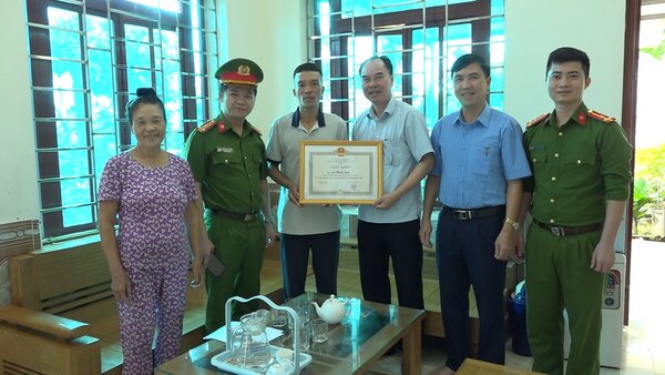 Khen thưởng và trao giấy khen của Chủ tịch UBND huyện Lục Nam cho anh Lê Thanh Tuấn. Ảnh: Cổng TTĐT huyện Lục Nam