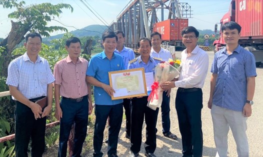 Đoàn công tác của Tổng Công ty Đường sắt Việt Nam trao Bằng khen và tiền thưởng cho ông Chu Văn Đại. Ảnh: CĐĐS