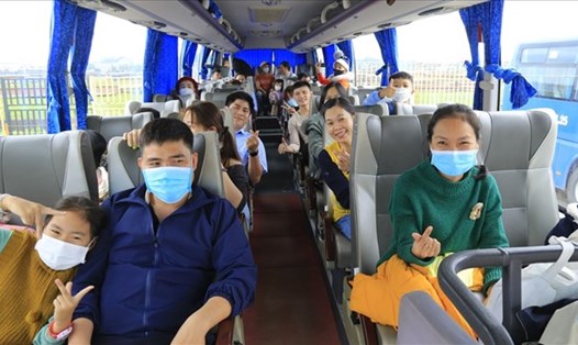 Hỗ trợ xe miễn phí cho công nhân đang làm việc tại Quảng Ngãi về quê ăn Tết Nguyên đán Qúy Mão 2023. Ảnh: Thái Bình