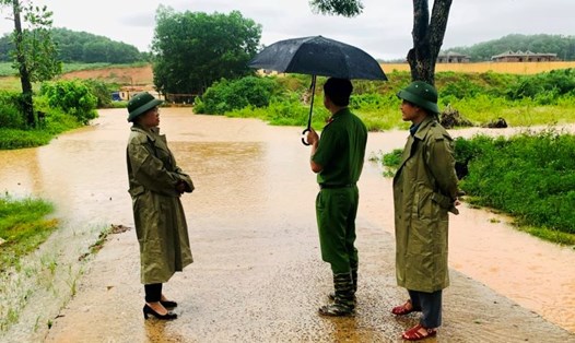 Lãnh đạo huyện Như Xuân cùng lực lượng chức năng kiểm tra tình hình mưa lũ và triển khai các biện pháp ứng phó. Ảnh: M.H