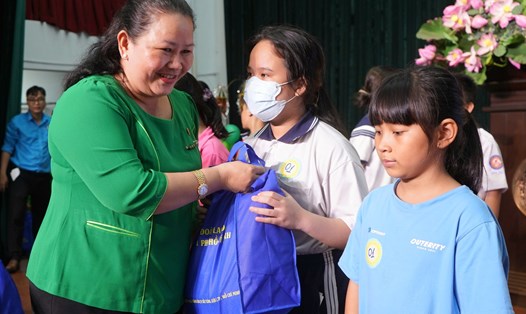 Bà Lê Thị Kim Thúy - Phó Chủ tịch LĐLĐ TPHCM trao quà cho các em thiếu nhi. Ảnh: Phương Ngân