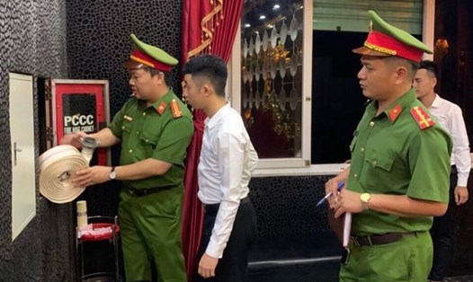 Lực lượng chức năng kiểm tra cơ sở kinh doanh quán karaoke. Ảnh: Minh Quỳnh