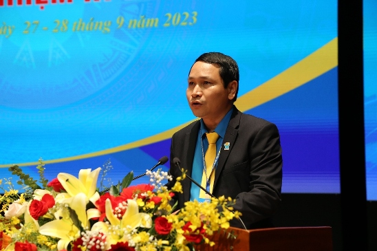 Chủ tịch LĐLĐ Bình Định Hà Duy Trung đọc báo cáo kiểm điểm Ban Chấp hành khóa XIII. Ảnh: Viên Nguyễn