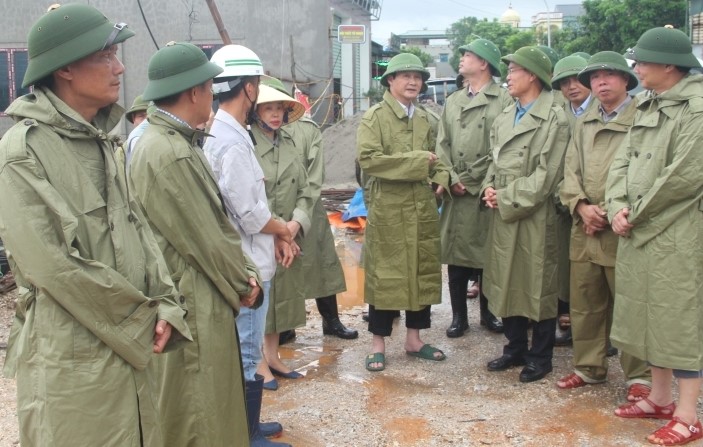 Ông Đỗ Minh Tuấn - Chủ tịch UBND tỉnh Thanh Hóa chỉ đạo chống ngập lụt tại huyện Hà Trung, ngày 27.9. Ảnh: T.L