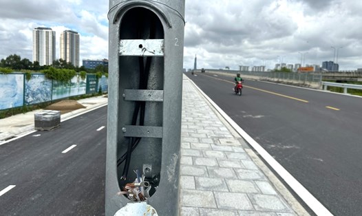 Trụ đèn bị cạy nắp để cắt cáp điện bên trong trên đường song hành cao tốc TPHCM - Long Thành - Dầu Giây.  Ảnh: Minh Quân