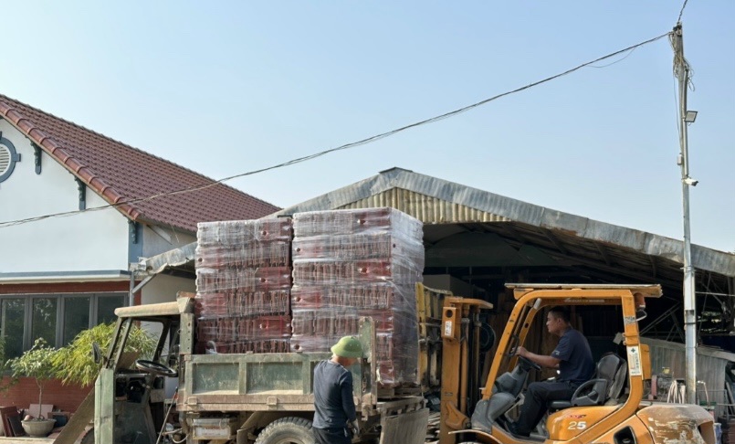 Nhà xưởng chứa vật liệu xây dựng mọc trái phép trên đất nông nghiệp ở Ứng Hoà. Ảnh: Người dân cung cấp. 