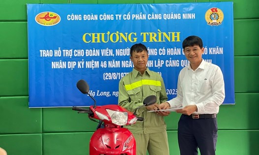 Ông Phạm Văn Hải - Phó Chủ tịch Công đoàn Tổng Công ty Hàng hải Việt Nam trao tặng xe máy cho đoàn viên khó khăn. Ảnh: CĐHHVN