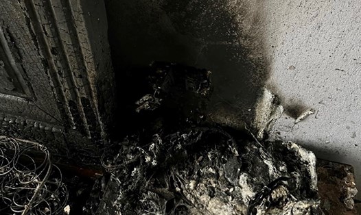 Đám cháy do chập sạc điện thoại đã thiêu rụi nhiều vật dụng trong gia đình ở Thanh Trì, Hà Nội. Ảnh: CACC