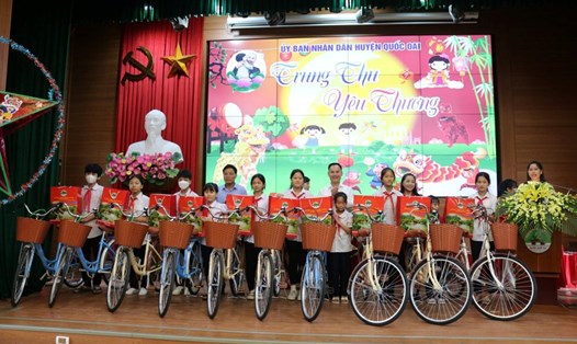 Huyện Quốc Oai (Hà Nội) dành 216 triệu đồng tặng quà cho trẻ em khó khăn dịp Tết Trung thu 2023. Ảnh: UBND huyện Quốc Oai