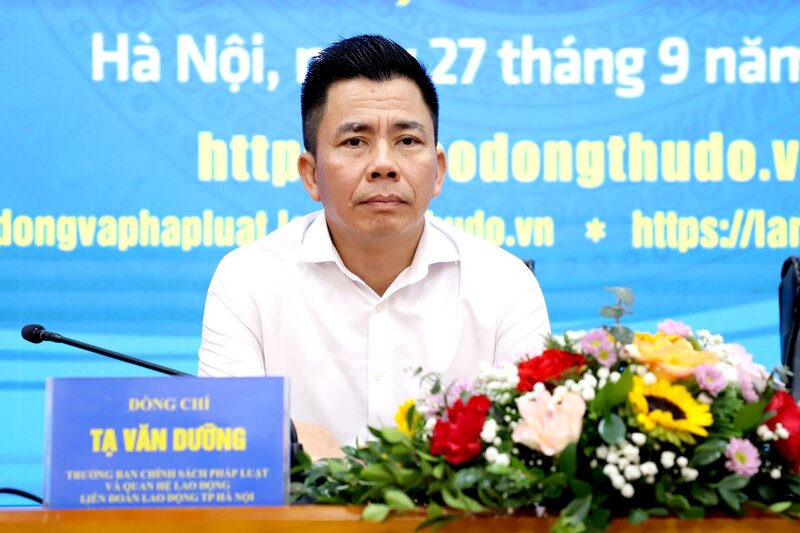 Ông Tạ Văn Dưỡng - Trưởng ban Chính sách pháp luật và Quan hệ lao động, Liên đoàn Lao động Thành phố Hà Nội giải đáp thắc mắc bạn đọc. Ảnh: Lương Hạnh