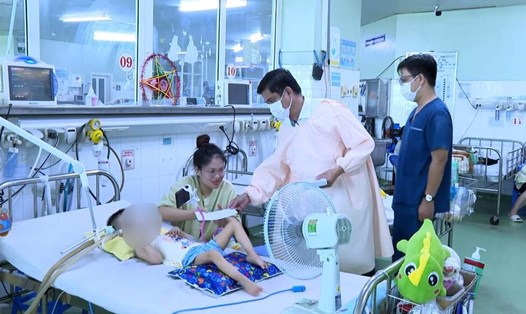 Mang Tết Trung thu đến với bệnh nhi đang điều trị tại các bệnh viện ở Đà Nẵng. Ảnh: UBND quận Ngũ Hành Sơn
