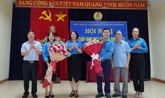Đại diện Ban Tổ chức Tổng LĐLĐ Việt Nam và Ban Tổ chức Tỉnh ủy Hải Dương chúc mừng 2 tân Phó Chủ tịch LĐLĐ Hải Dương. Ảnh: Diệu Thúy