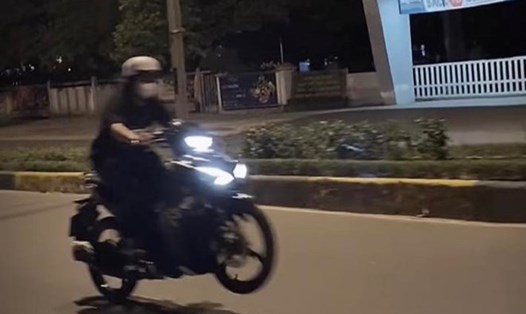 Từ hình ảnh ghi cảnh thiếu nữ bốc đầu xe môtô trên đường, cơ quan công an vào cuộc xác minh và xử lý vi phạm. Ảnh cắt từ video.