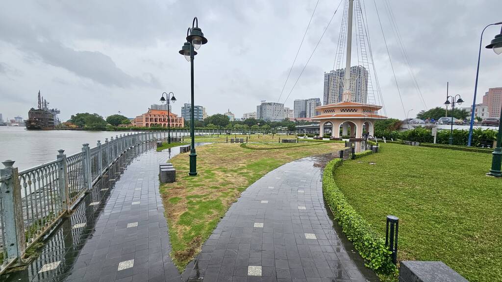 Theo ghi nhận của Lao Động, sáng 27.9, tại công viên bến Bạch Đằng (Quận 1), nhất là khu vực xung quanh Cột cờ Thủ Ngữ, toàn bộ thảm cỏ cháy vàng, héo úa, gây mất mỹ quan đô thị. 