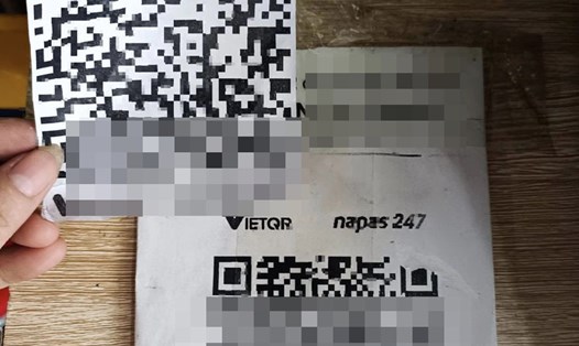 Mã QR code tại một cửa hàng bị kẻ gian dán đè. Ảnh: NVCC

