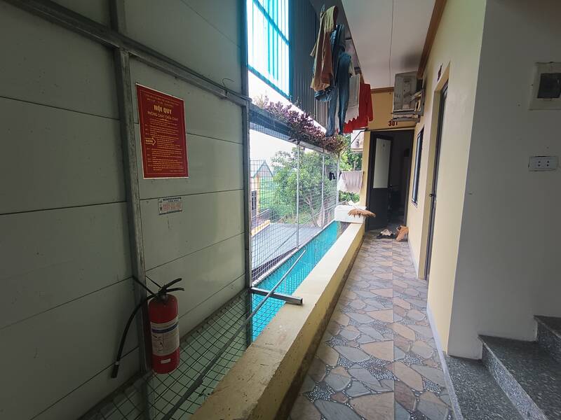 Nhiều khu nhà trọ bình dân có 2 - 3 tầng tại TP Hà Nội cũng lắp đặt thiết bị bình chữa cháy. Ảnh: Thu Giang